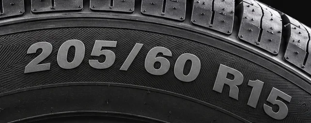 Flanco de un neumático con la medida 205/60 R15 grabada